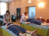 Студенты повторяют движения за мастером